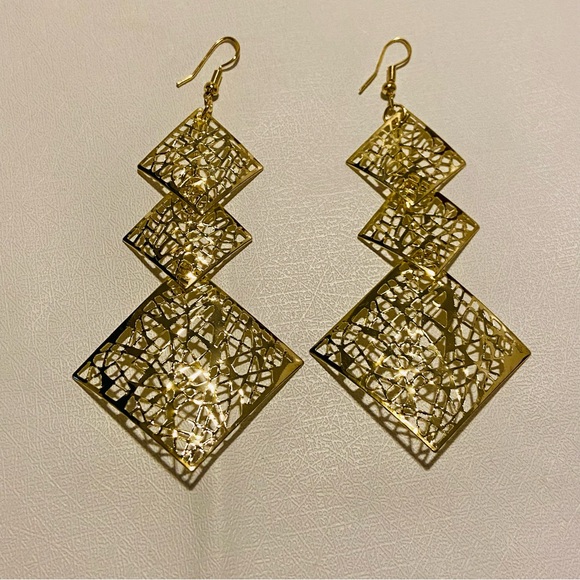✨NEW✨ Delicate Dangling Drop Goldtone Lightweight Earrings - Picture 2 of 6